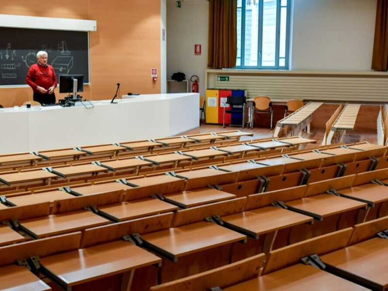 Un docente registra una lezione in e-learning al Politecnico di Milano (foto LaPresse)