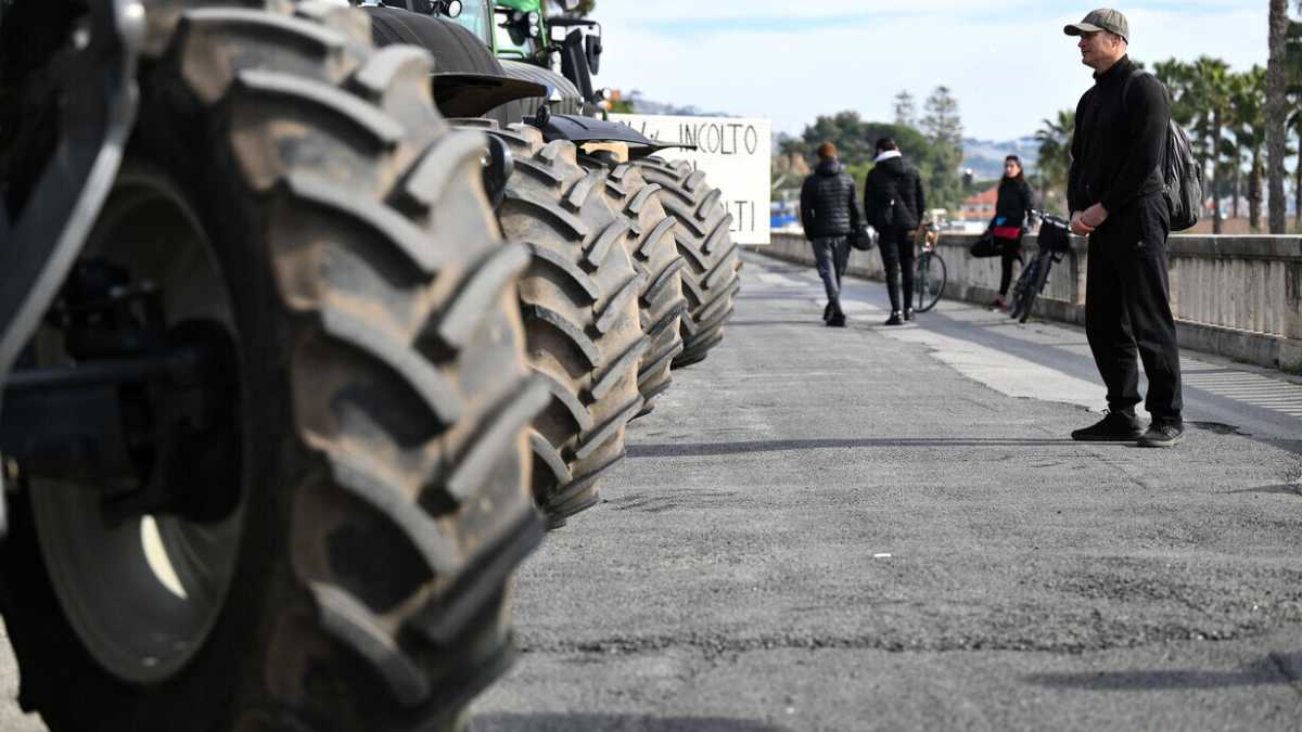 Immagine di Trattori a Sanremo. Lo show delle proteste degli agricoltori