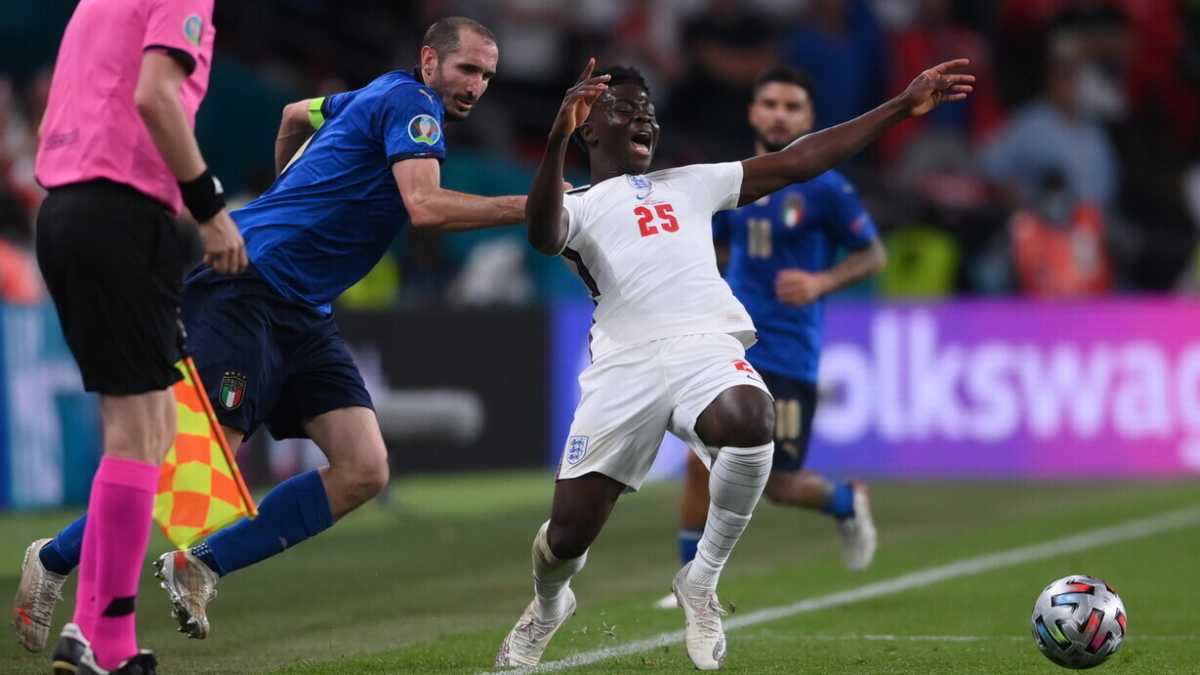 Immagine di Serve davvero il cartellino blu nel calcio?