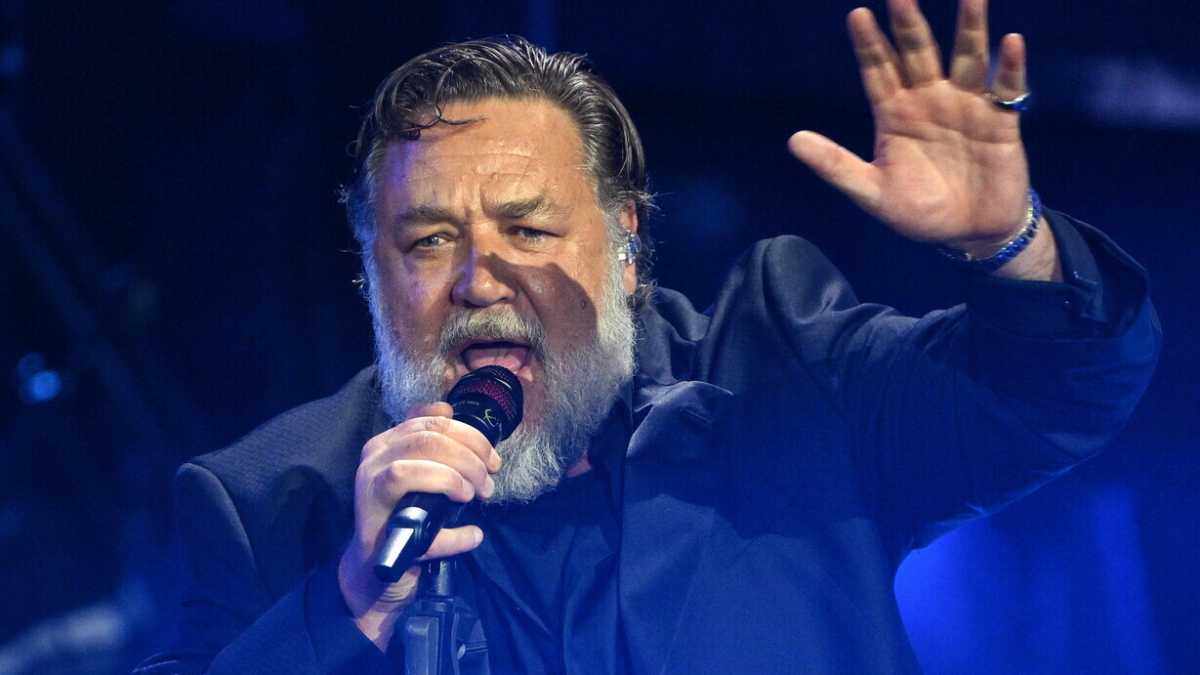 Immagine di Russell Crowe umilia Travolta sul palco di Sanremo. La terza serata sembra la quarantasettesima