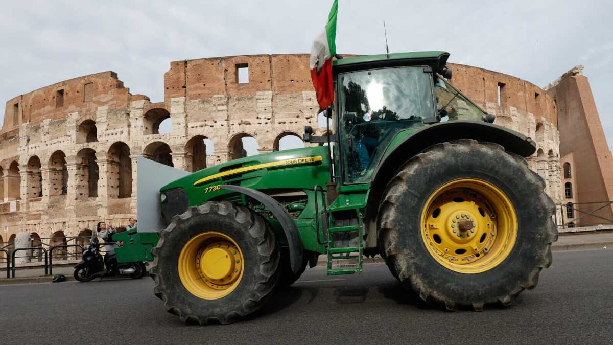 Immagine di Meloni e i suoi ministri vedono gli agricoltori a Palazzo Chigi: "Via l'irpef per i redditi più bassi"