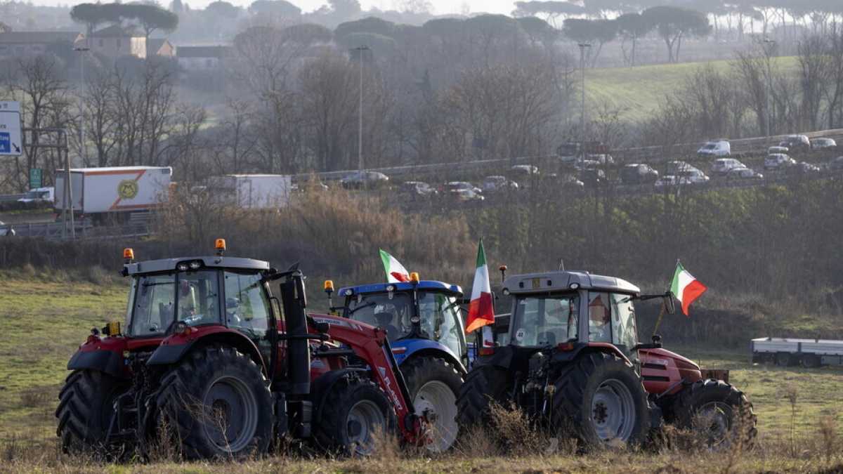 Immagine di Si fa presto a dire agricoltori. Ecco 50 sfumature di trattori
