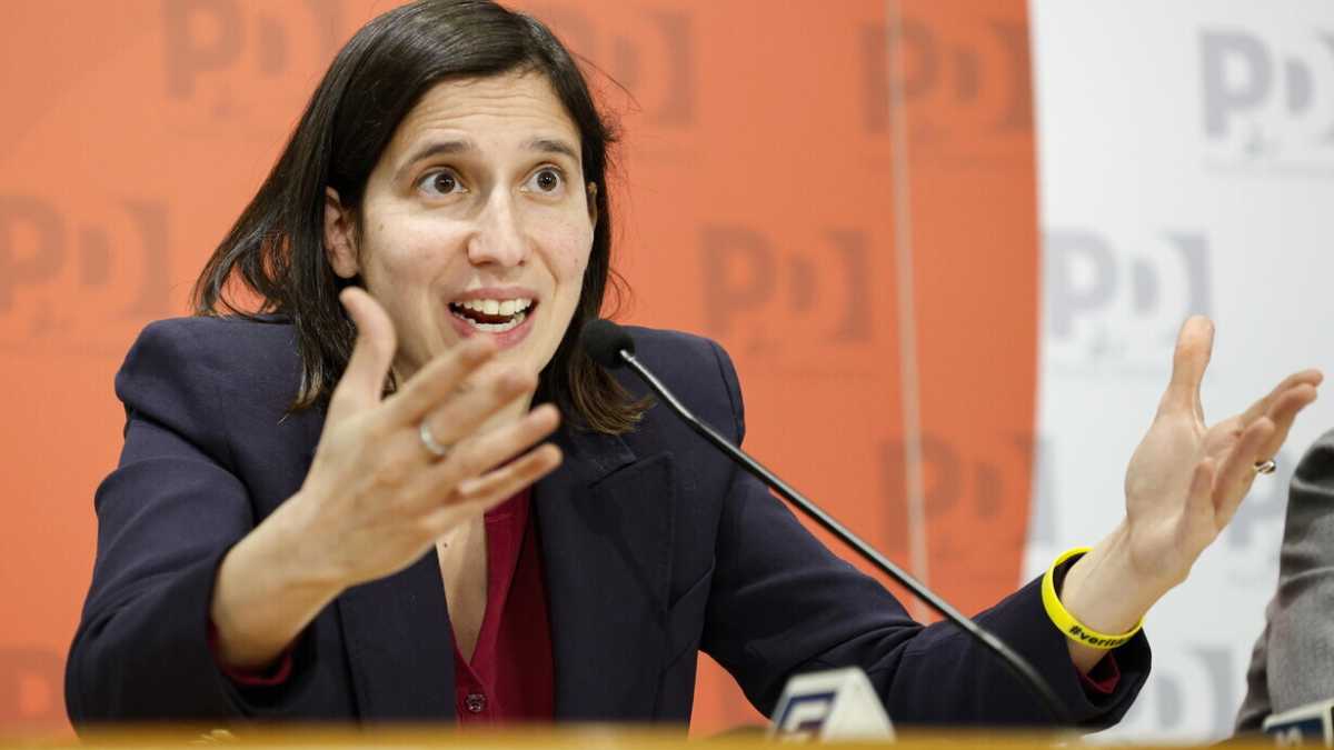 Immagine di Elly Schlein e il trofeo di Sanremo