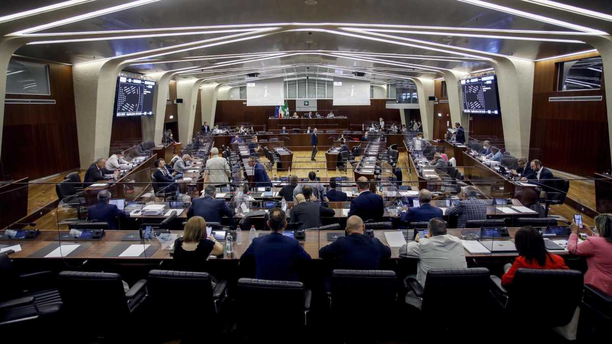 Immagine di Che si fa nel Consiglio regionale della Lombardia? Niente. Il km zero delle leggi