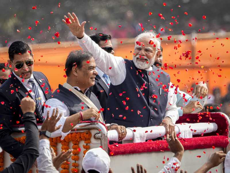 Il primo ministro indiano Narendra Modi viene accolto con petali di fiori in un comizio pubblico a Guwahati (foto LaPresse/Anupam Nath) <br />