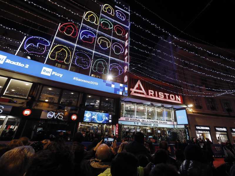 Fuori dall'Ariston c'è il nulla a Sanremo. Spostare il Festival altrove? Si può