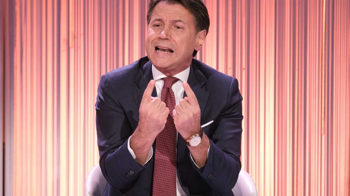 Immagine di Giuseppe Conte fa in Rai prove di governo con Meloni. Ha più direttori e volti del Pd. Arriva pure Gomez