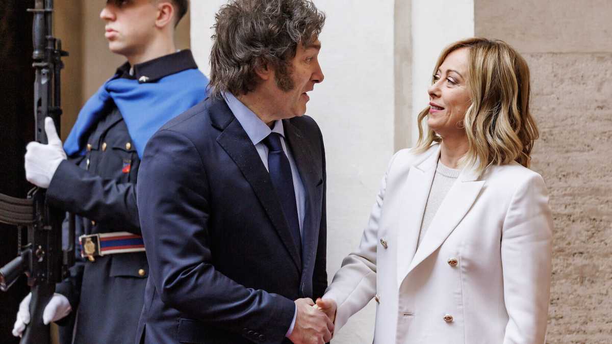 Immagine di La cautela di Meloni con Milei. La premier tiene unita la maggioranza: il 21 tutti a Cagliari