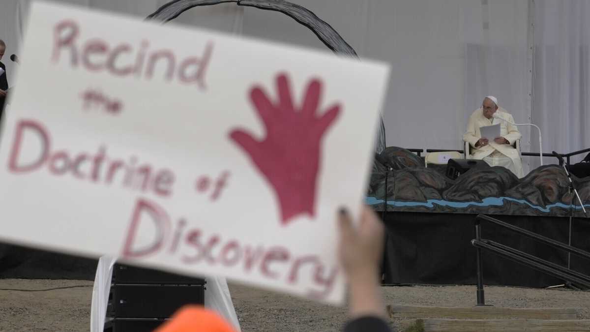 Immagine di "215 bambini sepolti in una chiesa cattolica canadese". Dopo due anni, non è stato trovato neanche un osso