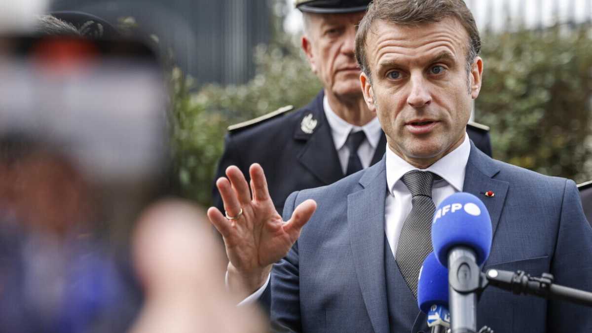 Immagine di Macron contro l’ambiguità delle femministe su Hamas