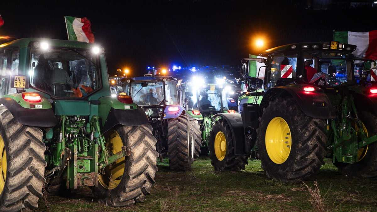 Immagine di Oltre i trattori. La terza via agricola di Massimo Carlotti