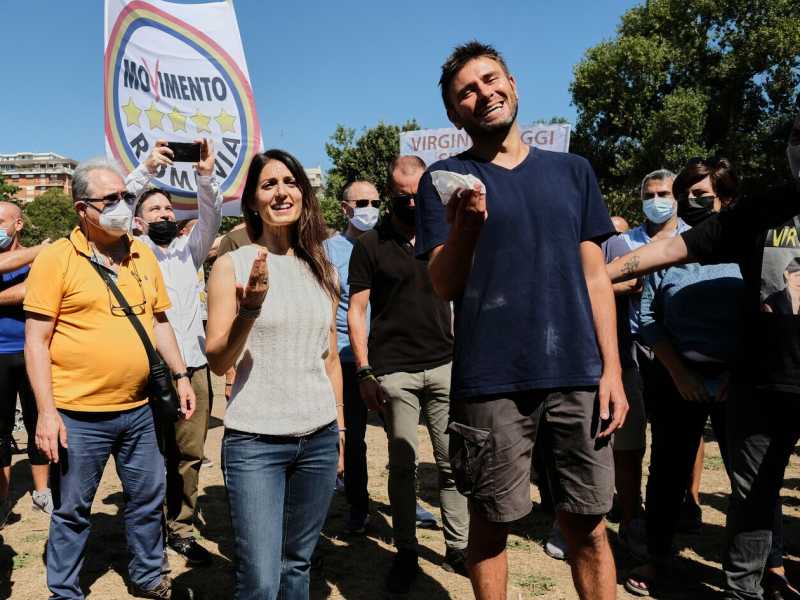 Virginia Raggi e Alessandro Di Battista (LaPresse)