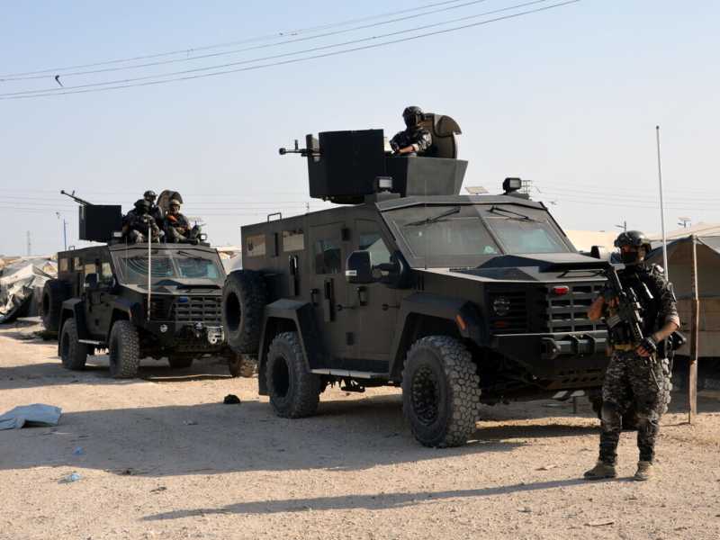 Uomini delle Sdf pattugliano il campo di detenzione dello Stato islamico a al Hol in Siria (foto Ansa)