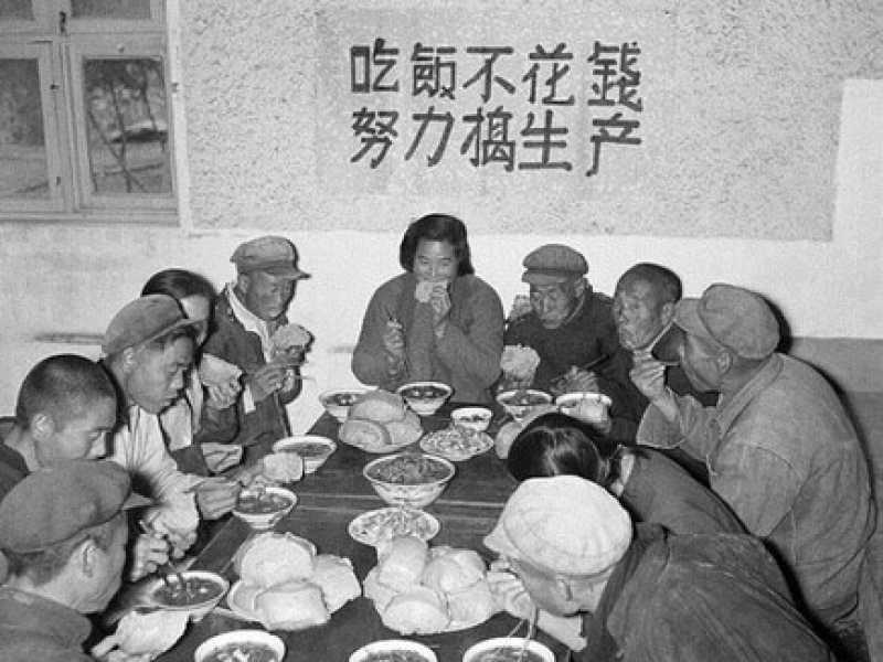  Una mensa comune in Cina durante il periodo di carestia - foto Wikimedia