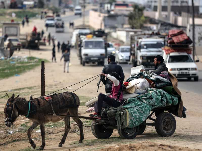 Famiglie palestinesi in fuga da Rafah sulla strada costiera verso Deir al Balah (Foto di Majdi Fathi/NurPhoto via Getty Images) <br />
