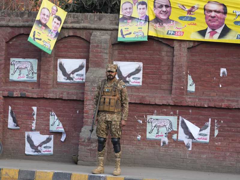 Un soldato di guardia fuori da un seggio elettorale a Lahore, Pakistan, l'8 febbraio 2024 (AP Photo/KM Chaudary) <br />