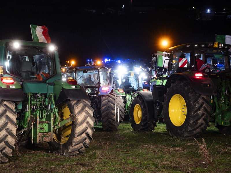 Gli agricoltori di "Riscatto Agricolo" con i trattori durante la manifestazione sul "Grande Raccordo Anulare", Roma, 9 febbraio (Ansa) <br />