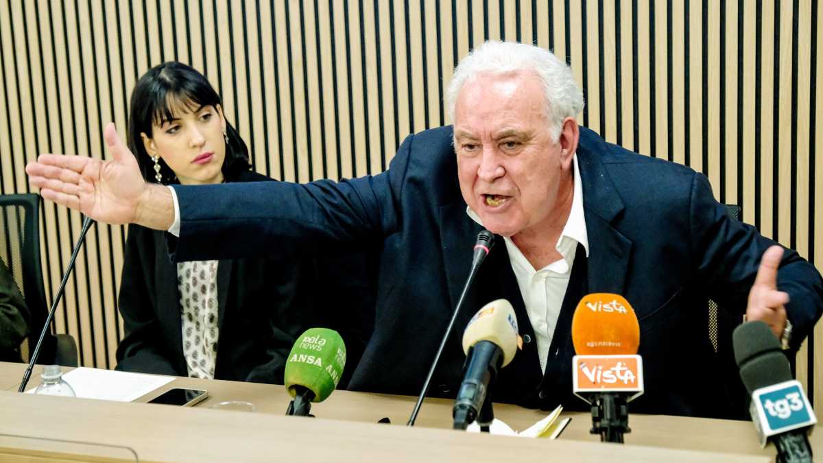 Immagine di Santoro presenta la sua lista pacifista per le europee: " Pescheremo dal non voto"