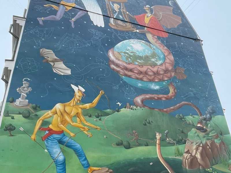 Un murales a Kyiv racconta la propaganda russa, che ora punta sul “tradimento” degli alleati ucraini