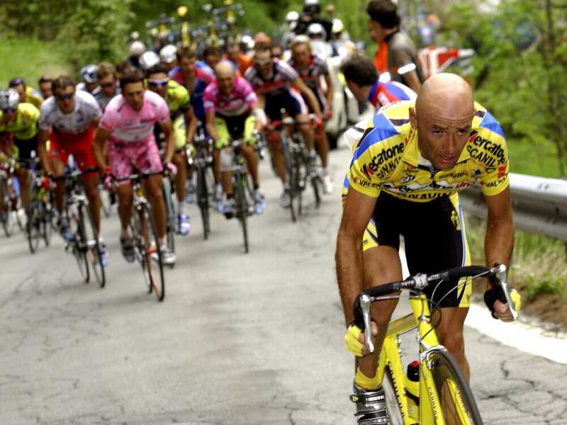 L'ultimo scatto di Marco Pantani verso le Cascate del Toce al Giro d'Italia 2003 (foto Getty Images)