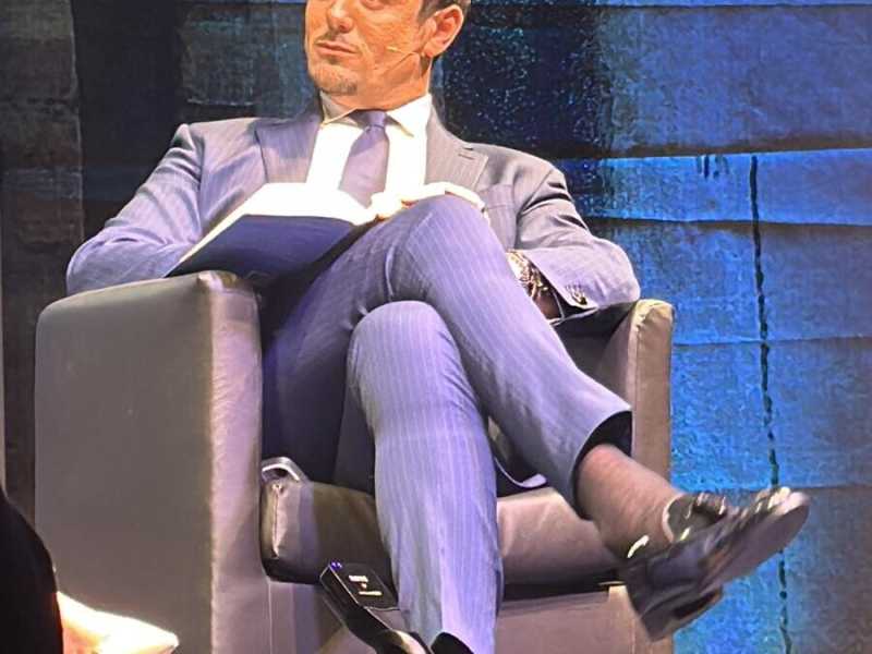 Il messaggi di Giambruno: "Giorgia è fantastica". E Striscia lo bracca ancora