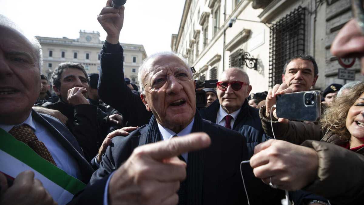 Immagine di Un giorno da De Luca: insulti a Meloni e sfide alla polizia: "Mi devono uccidere"