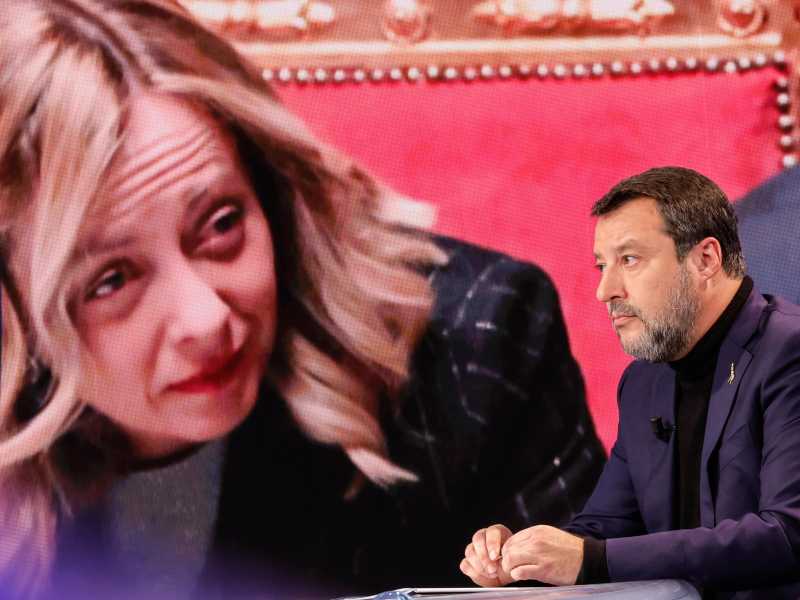 La marcia di Meloni su Salvini. E lui: "Perché questa violenza?"