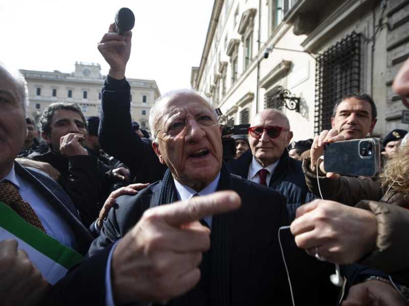Un giorno da De Luca: insulti a Meloni e sfide alla polizia: "Mi devono uccidere"