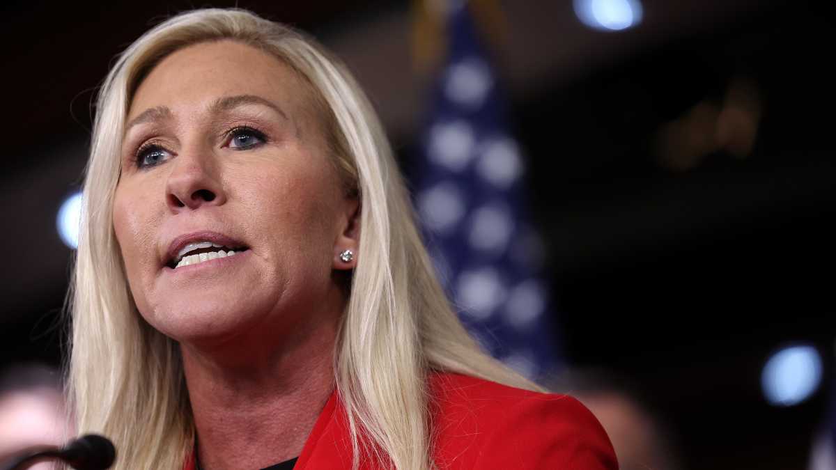 Immagine di “Baciami il culo”. La risposta di una trumpianissima a Cameron che dice: approvate gli aiuti a Kyiv