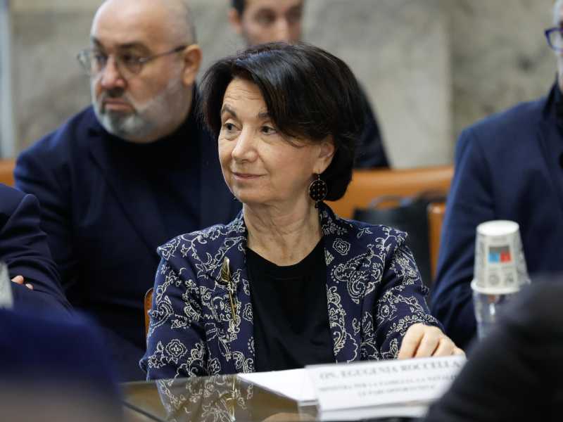 La Grecia approva le nozze gay. Roccella: “Da noi i diritti già ci sono, lì c'è l’utero in affitto”