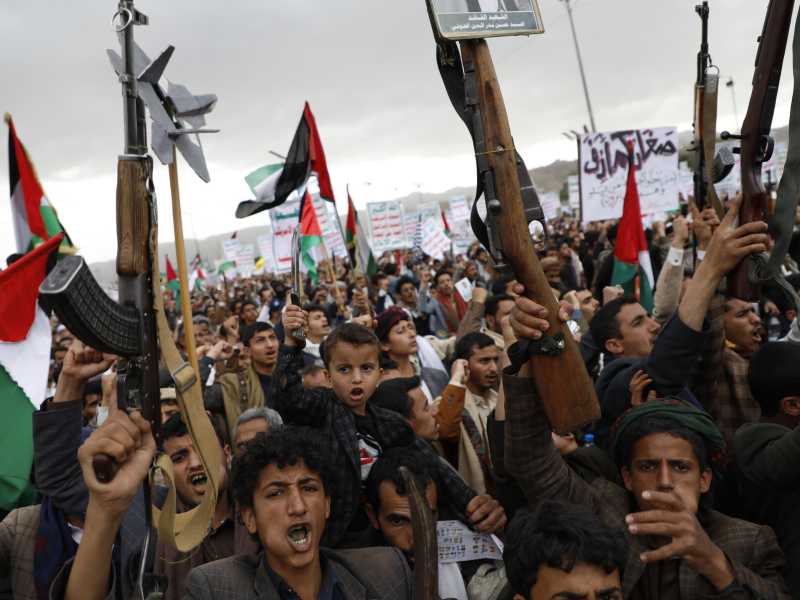 Una manifestazione contro Israele e Stati Uniti a Sanaa dei sostenitori degli houthi (foto LaPresse)