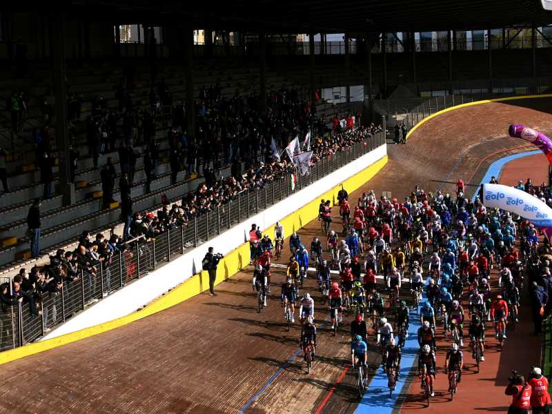 La partenza della Milano-Sanremo 2022 dal velodromo Vigorelli (foto Getty Images)