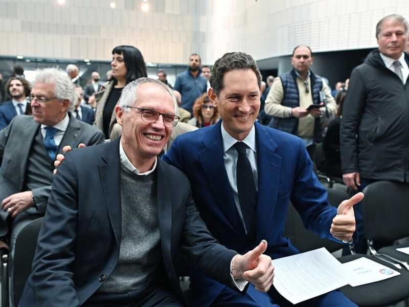 L&rsquo;ad di Stellantis Carlos Tavares con il presidente John Elkann (foto Ansa)&nbsp;<br />
