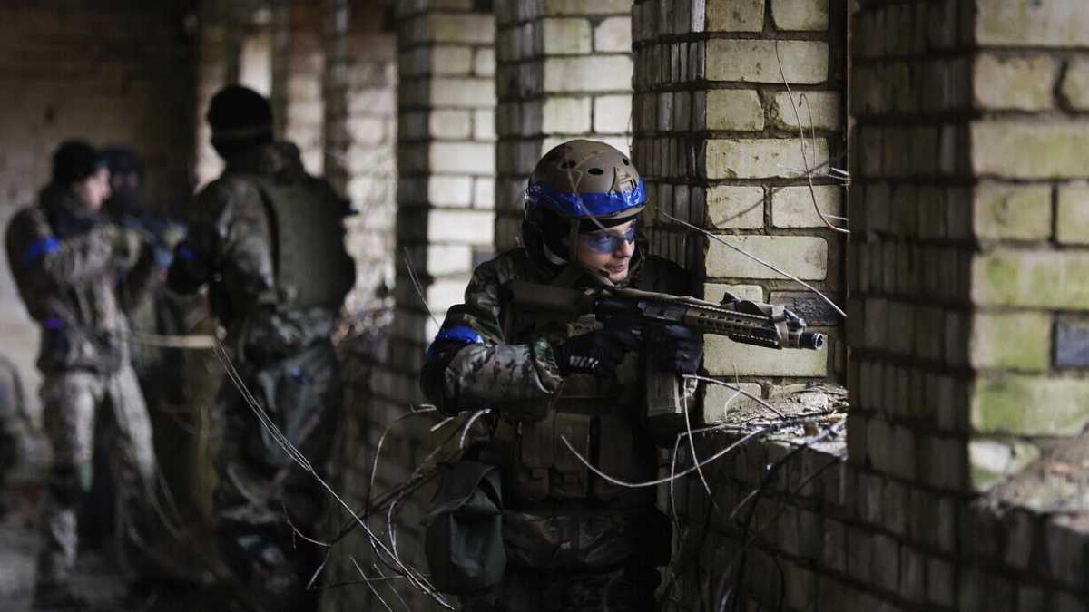 Immagine di Quel mondo pazzo che celebra gli eroi ma poi gli nega le munizioni