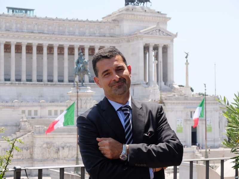 Massimo Medugno, un anti-requiem per la carta