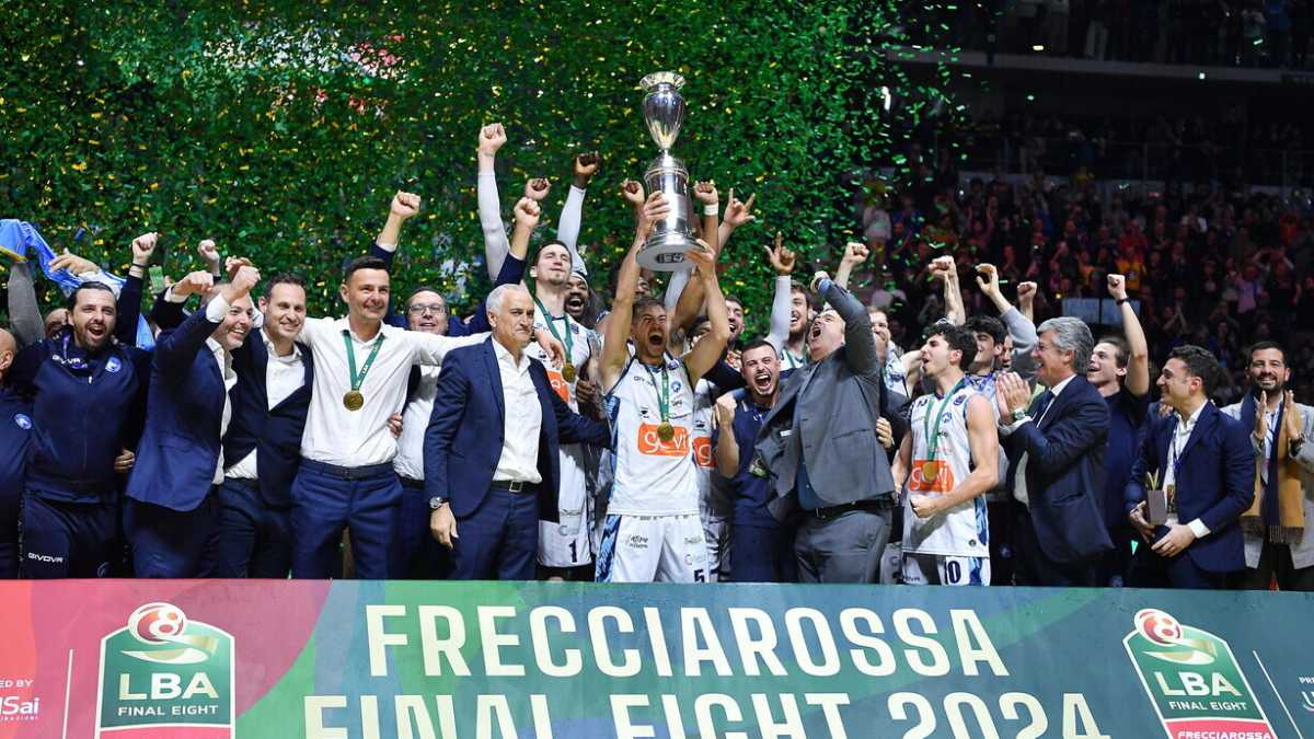Immagine di La Coppa Italia di basket è diventata favola. Napoli vince la più incredibile delle finali
