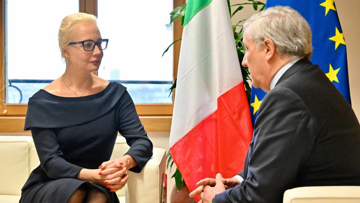 Immagine di Tajani incontra Yulia Navalnaya. E mette il governo dalla parte giusta