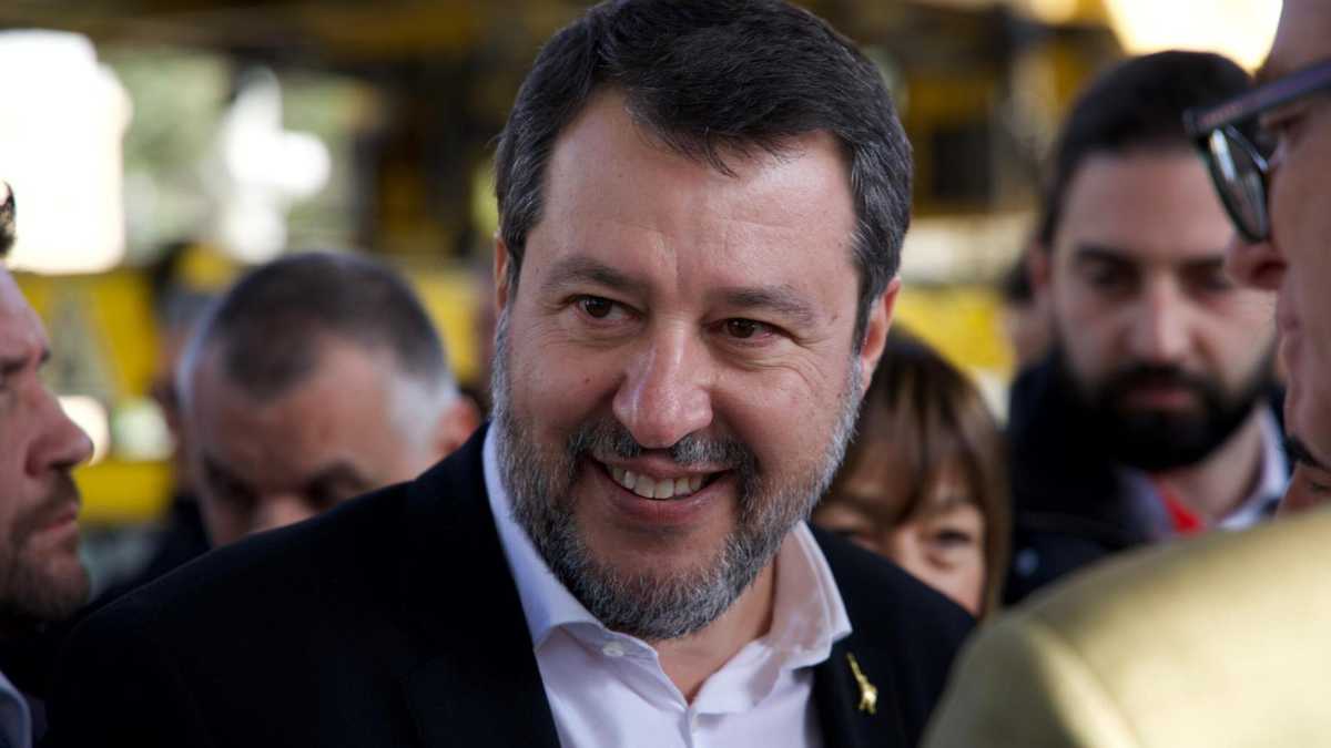 Immagine di Lega e Russia unite. L’imbarazzo nel partito per il patto del 2017 mai sciolto con Putin. “Ma è carta straccia”