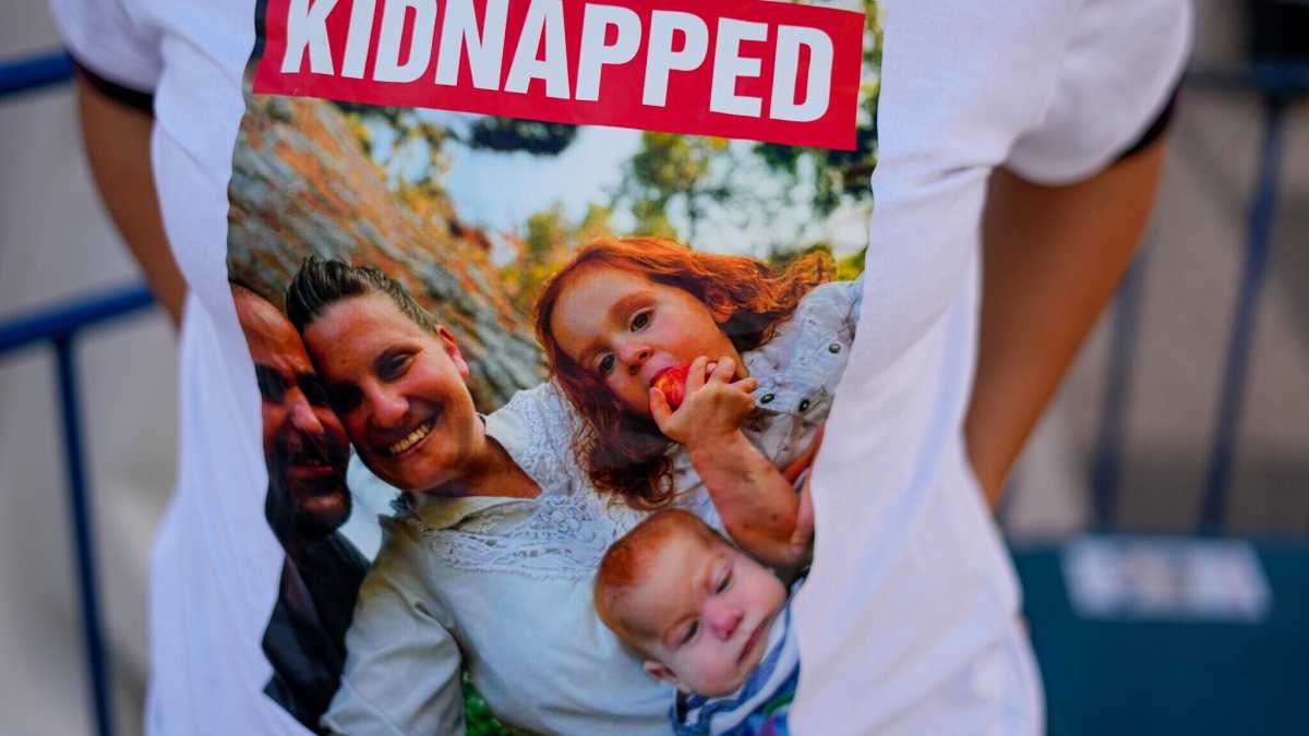 Immagine di La storia della famiglia Bibas, rapita da Hamas nella Striscia di Gaza