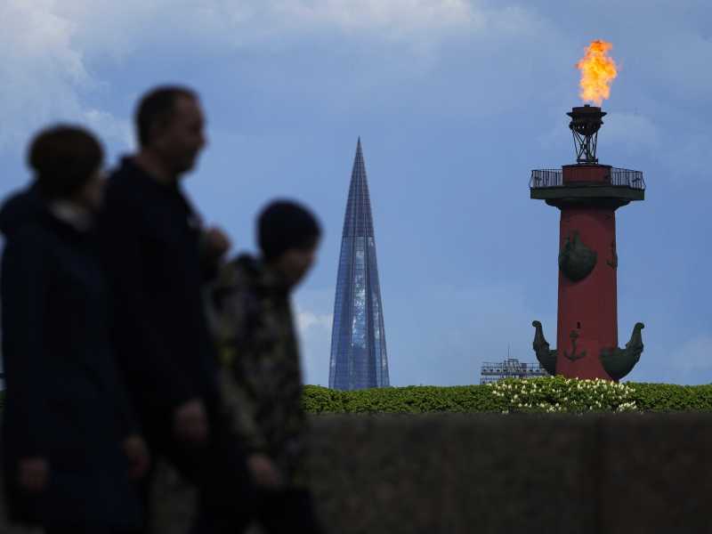 Lungo l'argine della Neva davanti al quartier generale del grattacielo Gazprom (Foto AP/Dmitri Lovetsky)<br /> <br />
