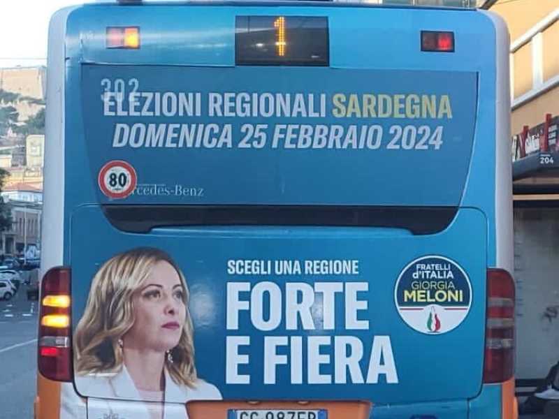 "Deo soe Giorgia" . Meloni punta sulla Sardegna e oscura il suo candidato Truzzu