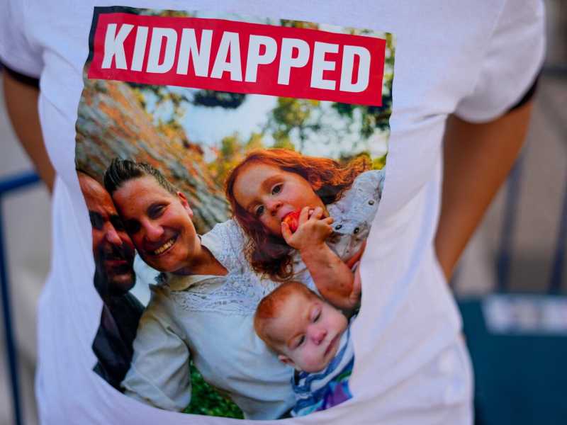 La storia della famiglia Bibas, rapita da Hamas nella Striscia di Gaza
