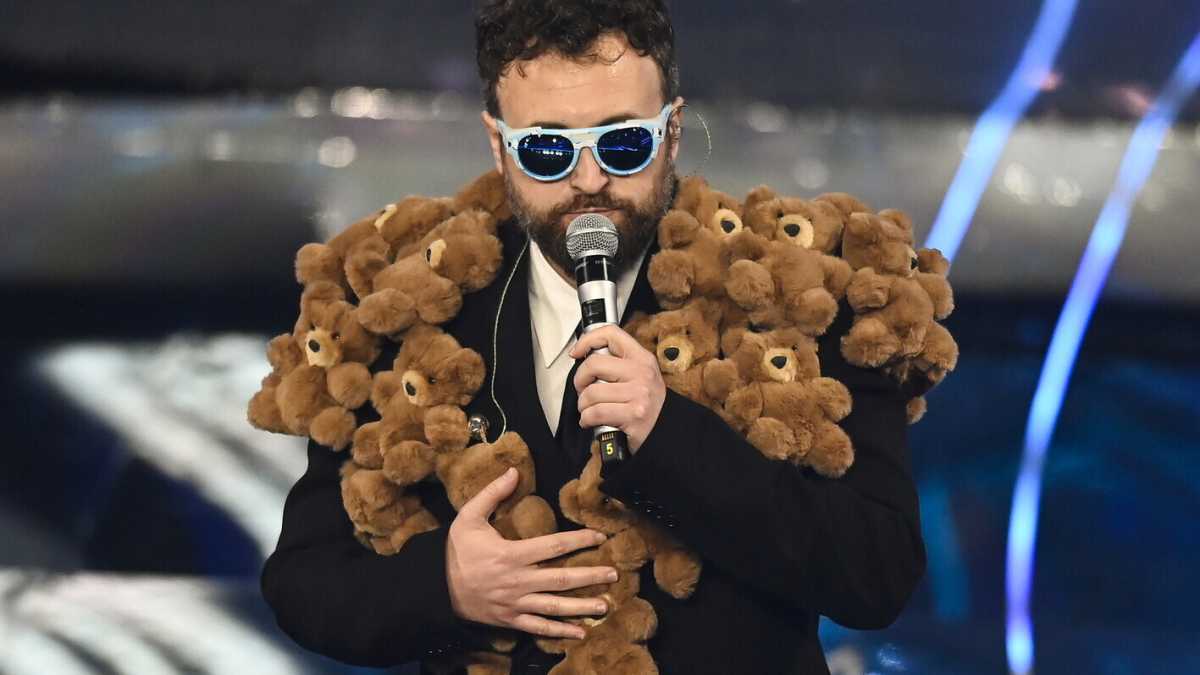 Immagine di Un lamento dietro l’eterna barzelletta. Smascherare Dargen D’Amico