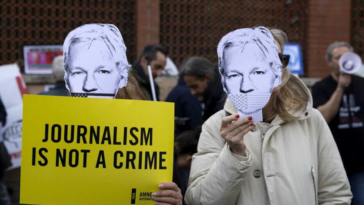 Immagine di L'abuso che si fa del nome di Assange per rimpicciolire quello di Navalny