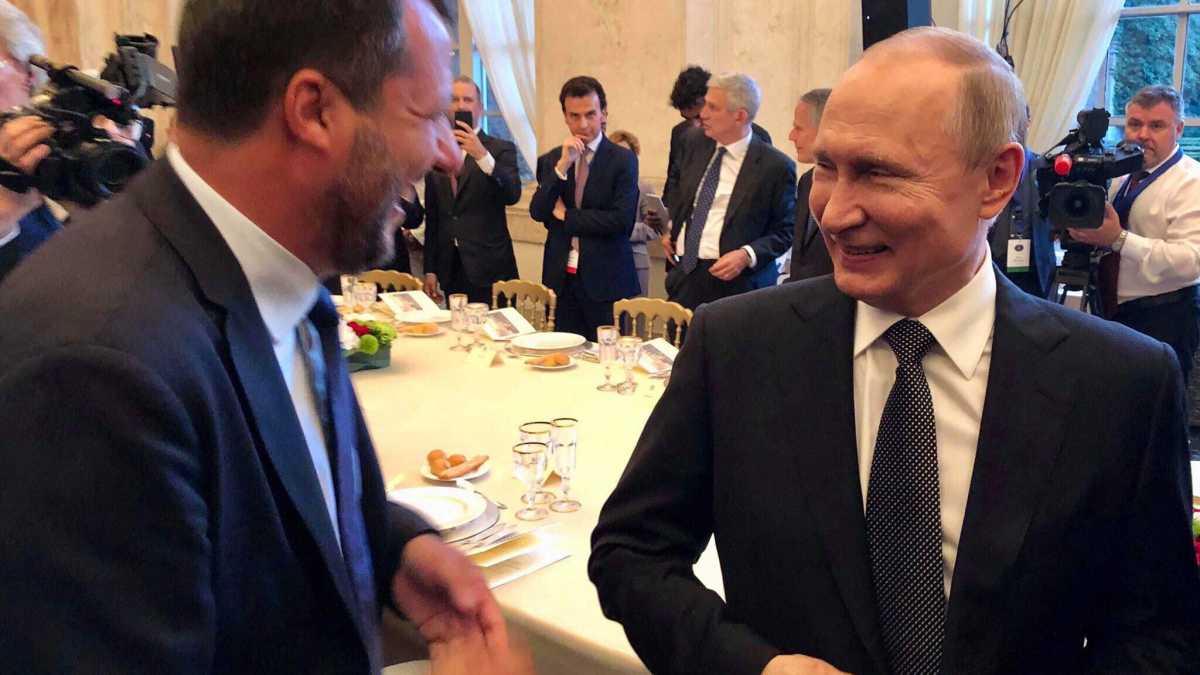 Immagine di Salvini ostaggio di Putin. Tutte le tappe di un rapporto malato (con qualche chicca)