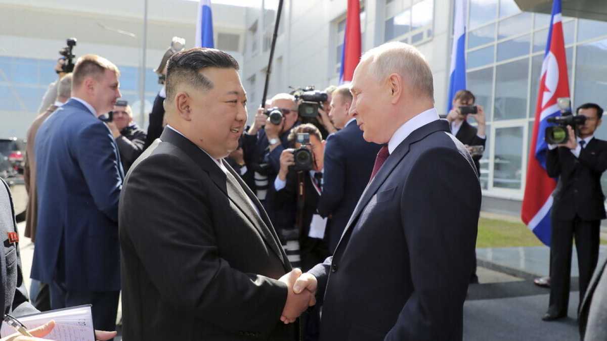 Immagine di L'auto di lusso che Putin ha regalato a Kim ci dice molto della relazione fra i due leader