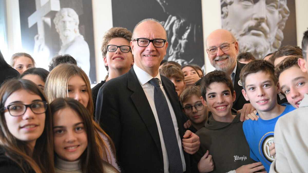 Immagine di Una stretta sui telefonini a scuola. Il piano di Valditara