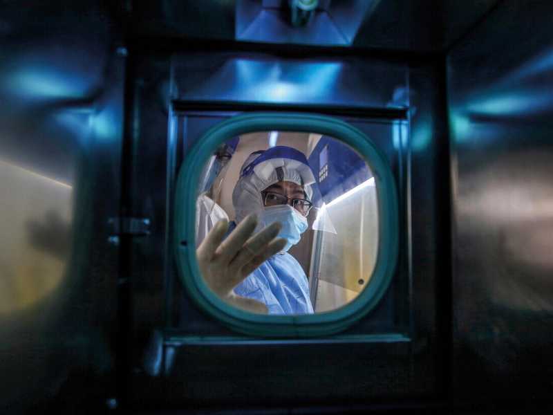 Wuhan (marzo): personale medico a lavoro all'interno di un reparto covid in Cina
