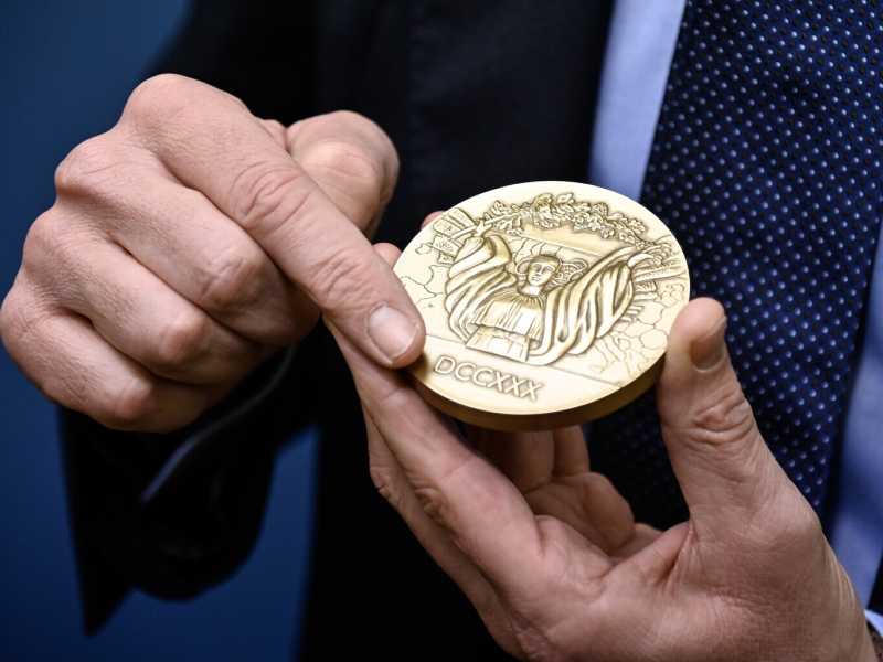 Una medaglia per celebrare la resistenza ucraina e aiutare Kyiv a curare i bambini