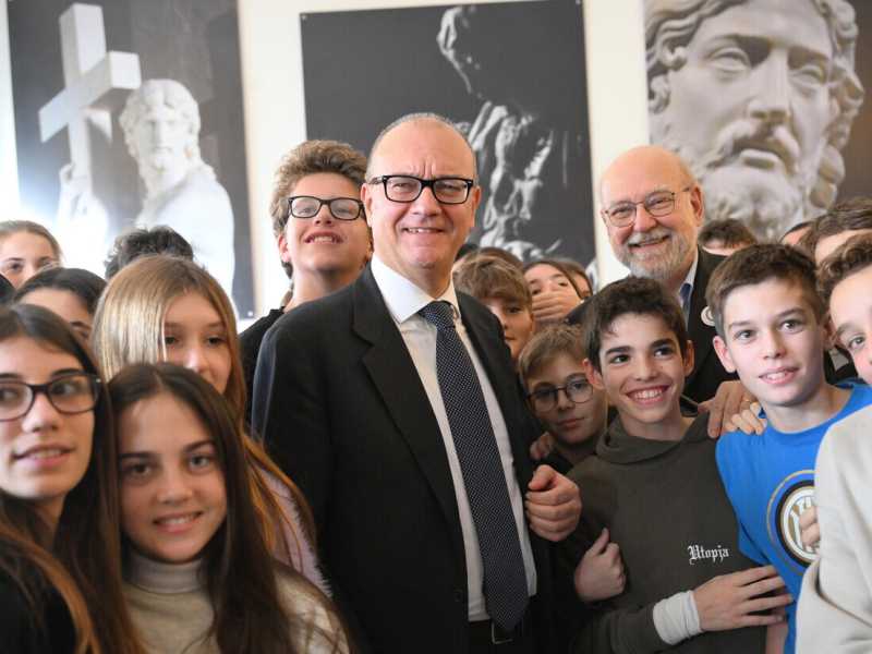 Il ministro dell'Istruzione Giuseppe Valditara con alcuni studenti della' Scuola privata paritaria Fondazione Vasilij Grossman (foto Ansa) <br />
